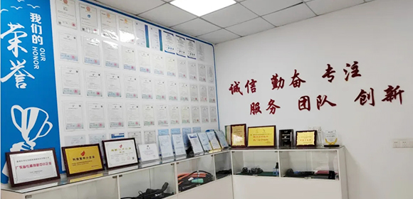 山東江山重工機械有限公司官方網站,公司主要生產電磁吸盤,龍門剪,箱式剪,金屬打包機,廢鋼破碎機,鱷魚剪等廢鋼加工設備